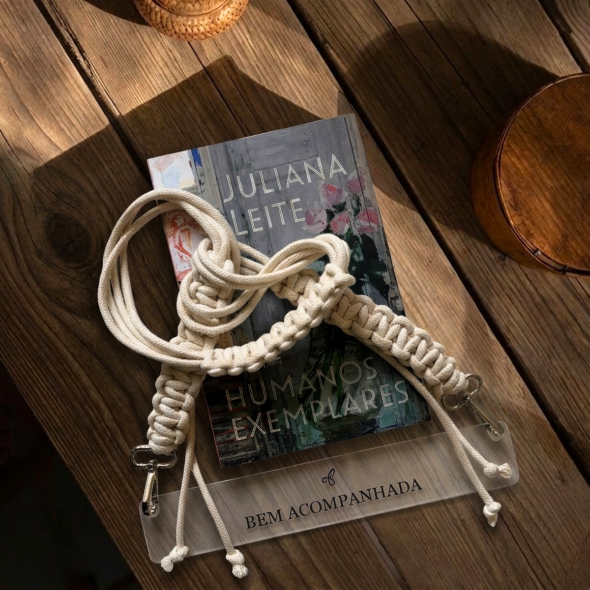 BOOKMARK "WELL ACCOMPANIED" WITH MACRAME HANDLE